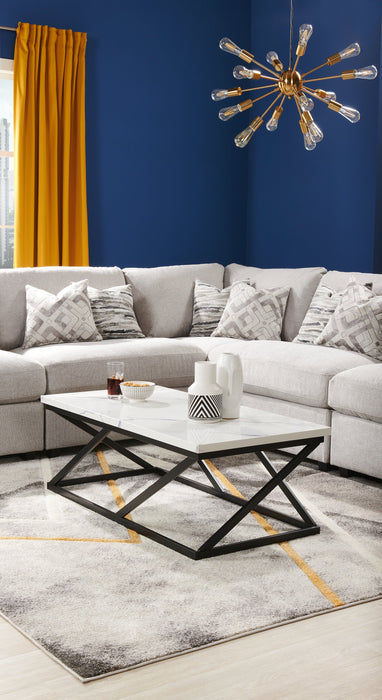 Table à café moderne Verona de 47,25 po - imitation de marbre blanc avec base en métal noir