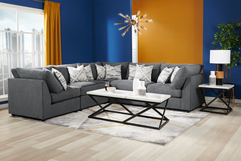 Table de bout moderne Verona de 22 po - imitation de marbre blanc avec base en métal noir