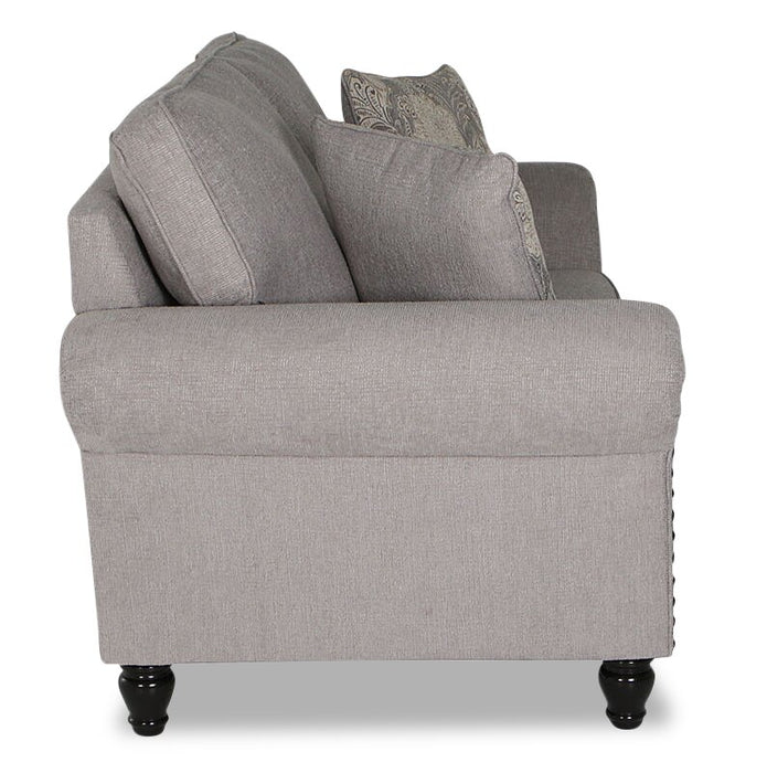 Causeuse Wynn de 70 po fabriquée au Canada en tissu de chenille avec bordure de clous décoratifs et pattes en oignon en bois - gris