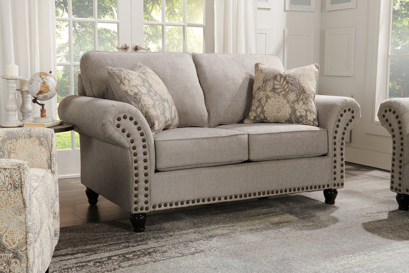 Causeuse Wynn de 70 po fabriquée au Canada en tissu de chenille avec bordure de clous décoratifs et pattes en oignon en bois - gris