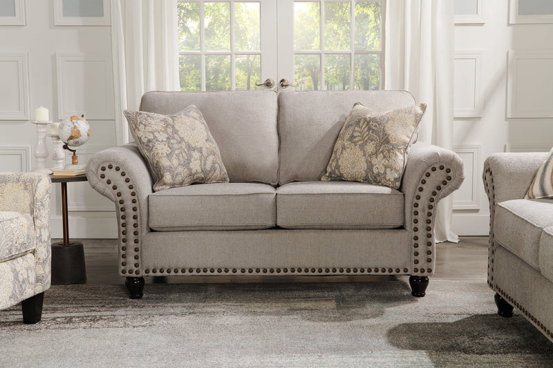 Causeuse Wynn de 70 po fabriquée au Canada en tissu de chenille avec bordure de clous décoratifs et pattes en oignon en bois - gris