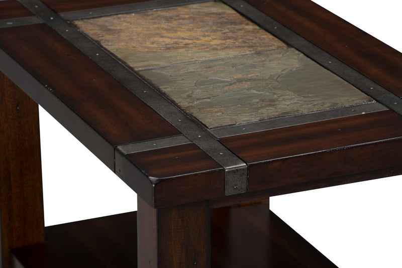 Table de fauteuil rustique Roanoke de 16 po avec tablette - bois cerisier foncé et incrustation d’ardoise